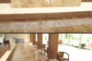 Nowoczesne wnętrze holu z drewnianymi elementami i dużymi oknami.