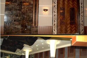 Elegancki hol z marmurową ścianą, drewnianymi drzwiami i oświetleniem - Metamar