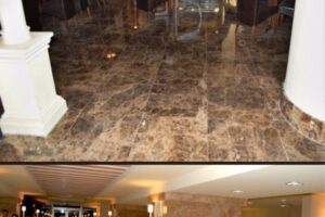 Wnętrze z marmurową podłogą i białymi kolumnami - Metamar