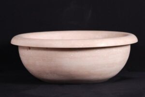 Beżowa ceramiczna miska z szerokim brzegiem na czarnym tle - Metamar