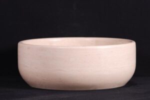 Beżowa ceramiczna miska na czarnym tle. - Metamar