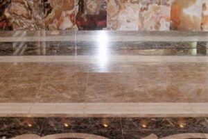 Próbki marmuru i granitu ułożone w rzędach, oświetlone światłem. - Metamar