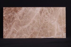 Beżowy marmur z brązowymi żyłkami na czarnym tle - Metamar