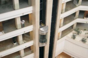 Budynek mieszkalny z widocznym wewnętrznym atrium i windą. - Metamar