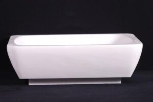 Biała nowoczesna wanna wolnostojąca na czarnym tle - Metamar