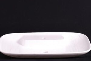 Biały ceramiczny talerz podłużny na czarnym tle - Metamar