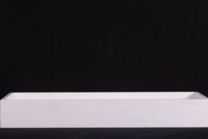 Biała prostokątna półka na czarnym tle - Metamar