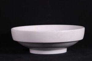 Biała ceramiczna miska na czarnym tle - Metamar