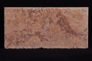 Ceglana płytka o teksturze trawertynu z brązowym zabarwieniem