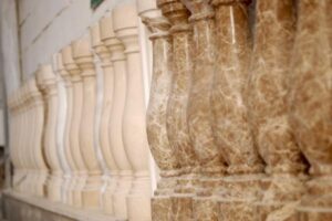 Białe i beżowe kolumny architektoniczne w rzędzie. - Metamar