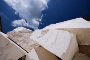 Białe bloki marmuru na tle błękitnego nieba z chmurami - Metamar