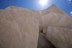 Białe kamieniołomy, jasne bloki kamienia, niebieskie niebo - Metamar