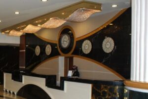 Nowoczesna recepcja z designerskim sufitem, zegarem i oświetleniem. - Metamar