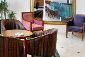 Nowoczesny salon z fotelami i stoliczkiem kawowym. Metamar