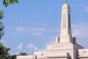 Biały monument z wysoka wieżą na tle błękitnego nieba - Metamar