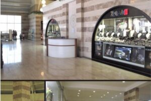 Wnętrze galerii handlowej z wystawami biżuterii i akcesoriów. Metamar