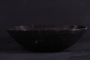 Czarna miska z błyszczącą powierzchnią na ciemnym tle - Metamar