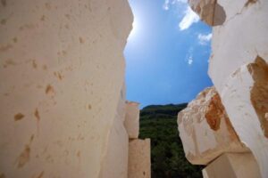 Białe ściany, błękitne niebo, zielone góry widok z góry. Metamar