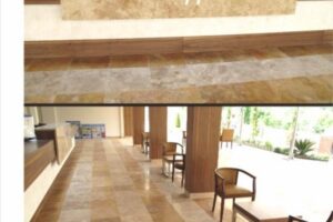 Wnętrze hotelu z beżowymi płytkami, drewnianymi elementami i meblami - Metamar