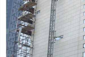 Budowa budynku z metalową rusztowaniem i żurawiem