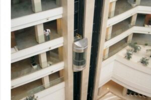 Budynek mieszkalny z widoczną windą towarową między fasadami.