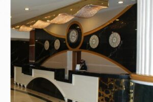 Nowoczesna recepcja z zegarem i oświetleniem - Metamar