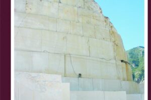 Kamieniołom z jasnym marmorem, metalowe liny, zielone zbocze.