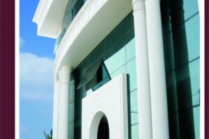 Nowoczesny budynek z białymi kolumnami i szklaną fasadą