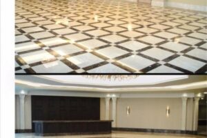 Wnętrze z marmurową podłogą w czarno-białe kwadraty, kolumnami i pustą recepcją - Metamar