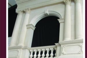 Klasyczna architektura z białymi kolumnami i łukowatym oknem