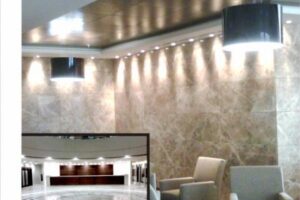 Nowoczesny hol recepcyjny z marmurową podłogą, oświetleniem i meblami - Metamar