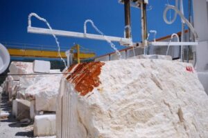 Statek z ładunkiem białego materiału sypkiego i czerwonym urzędzeniem na pokładzie - Metamar