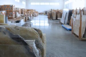 Hala magazynowa z materiałami budowlanymi i drewnem