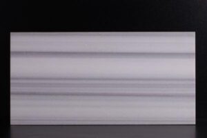 Biały profil aluminiowy z poziomymi żebrami na czarnym tle - Metamar