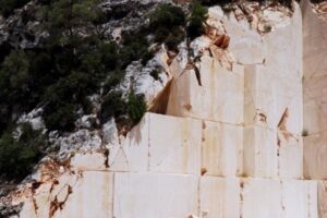 Kamieniołom marmuru z białymi blokami i skałą