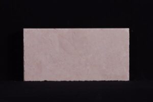 Beżowy prostokątny płaski kamień na czarnym tle - Metamar