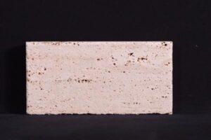 Beżowa cegła z ciemnymi plamkami na czarnym tle - Metamar