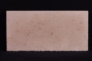 Cegła beżowa z teksturą i plamami na czarnym tle - Metamar