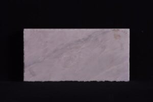 Jasny marmurowy prostokąt na czarnym tle - Metamar