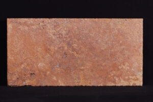 Czerwona cegła ceramiczna z widocznymi śladami użytku - Metamar