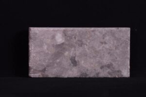 Prostokątna płyta z szarego marmuru na czarnym tle - Metamar