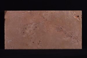 Cegła terakotowa z naturalnymi przebarwieniami i porami