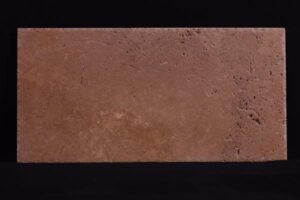 Teksturowana czerwonawa ceglana powierzchnia z porami - Metamar