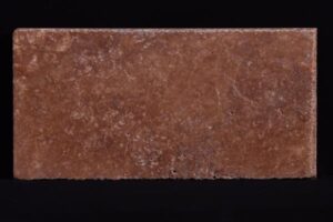 Czerwona cegła na czarnym tle, widok z przodu