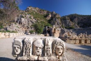 Antyczne ruiny Miry z rzeźbionymi głowami i grobowcami w skale - Metamar