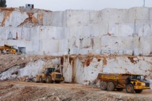 Kamieniołom z maszynami wydobywczymi i ścianami marmuru - Metamar