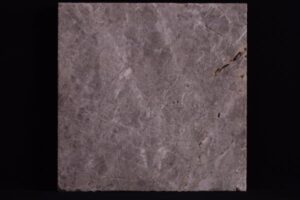 Szara płyta marmurowa z naturalnymi żyłkami i plamami