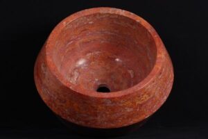 Červená keramická miska s otvorem na černém pozadí - Metamar