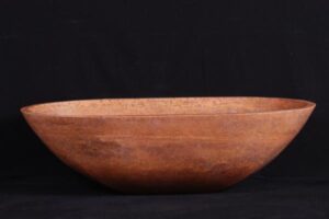 Gliniasta miska w kolorze terrakoty na czarnym tle - Metamar