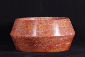 Czerwona kamienna miska o prostokątnym kształcie na czarnym tle - Metamar